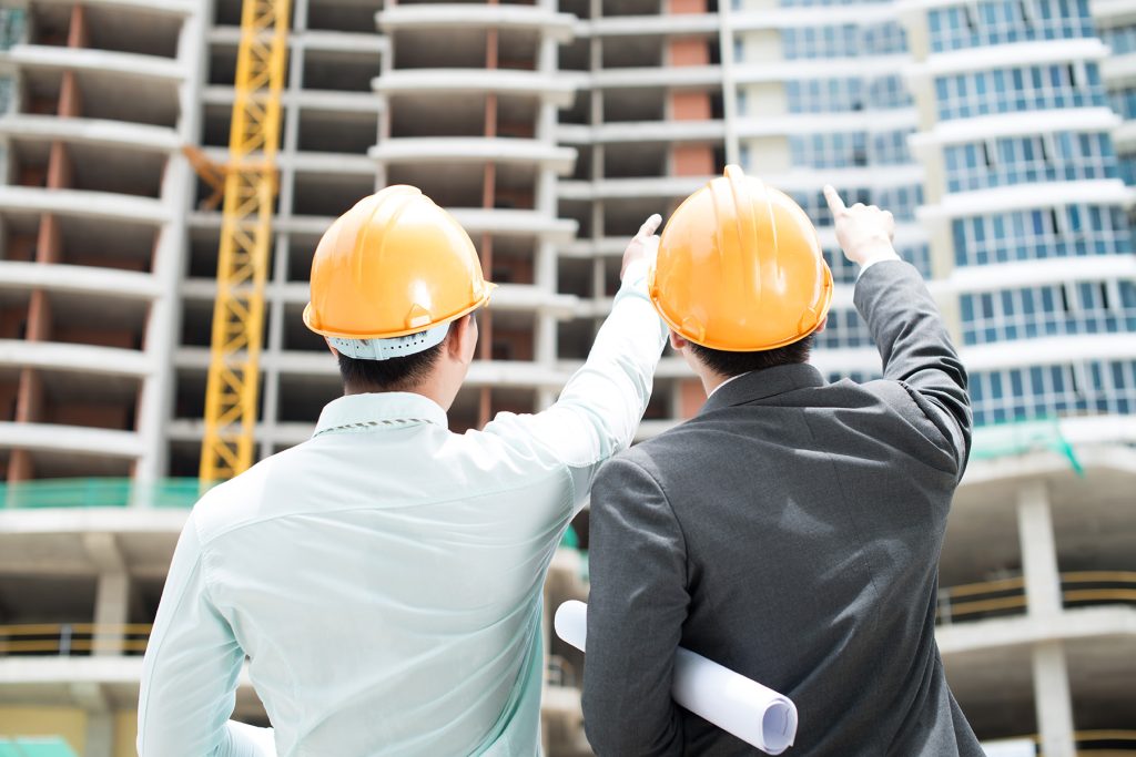 Architecte sur site de construction de logements.