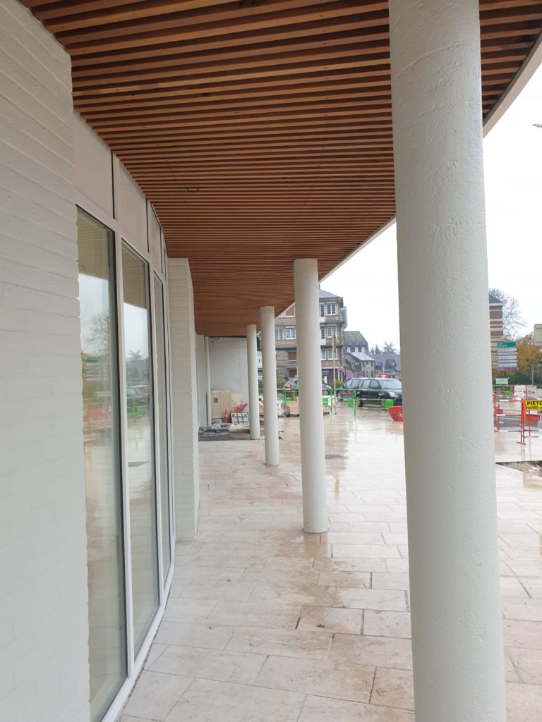 Extérieur de la gare routière de Lisieux.