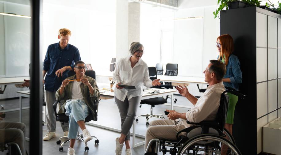 homme en fauteuil roulant ayant un travail de bureau inclusif