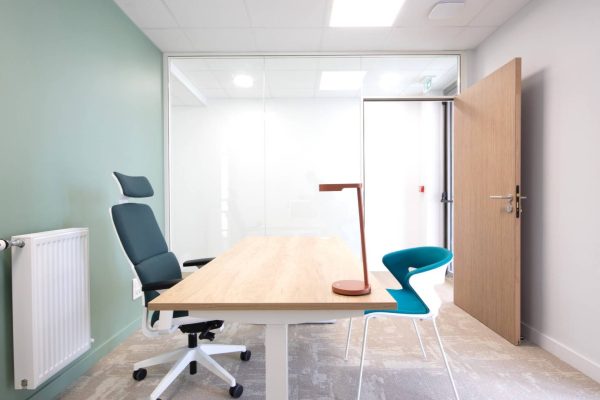 bureau-avec-son-mobilier