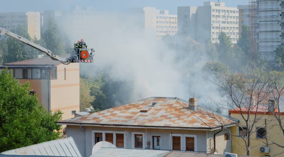 Pompiers en intervention suite à un sinistre de bâtiment